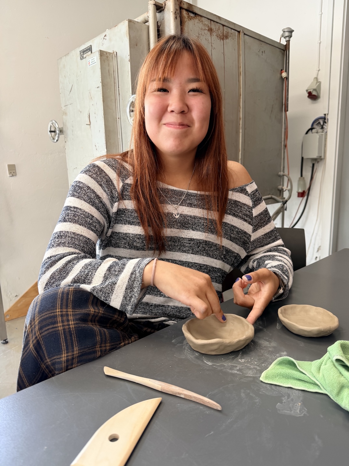 Elev arbejder med ler på Kunstlinjen på Tommerup Efterskole