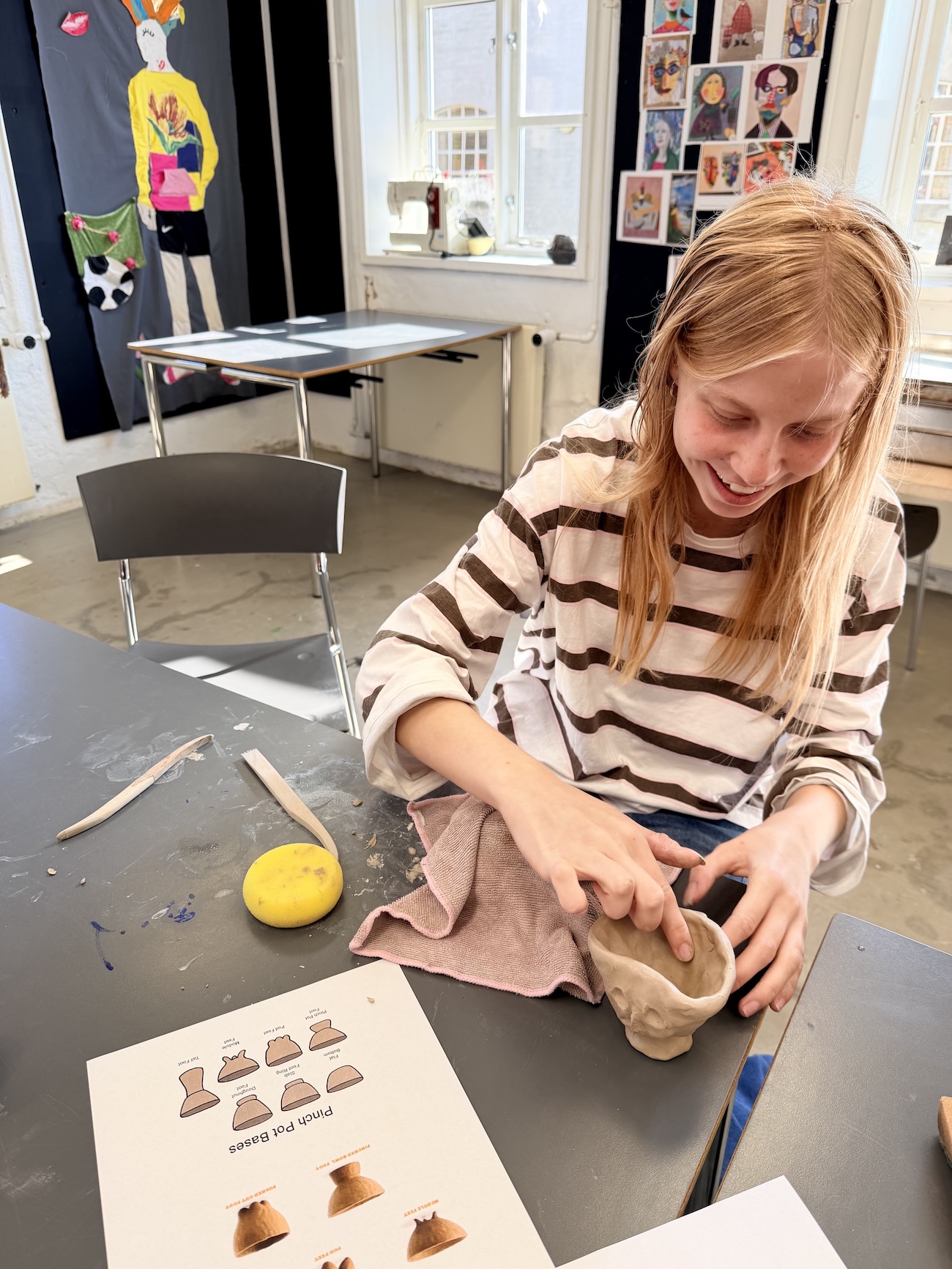 Elev former en skål i ler i kunstlokalet på Tommerup Efterskole
