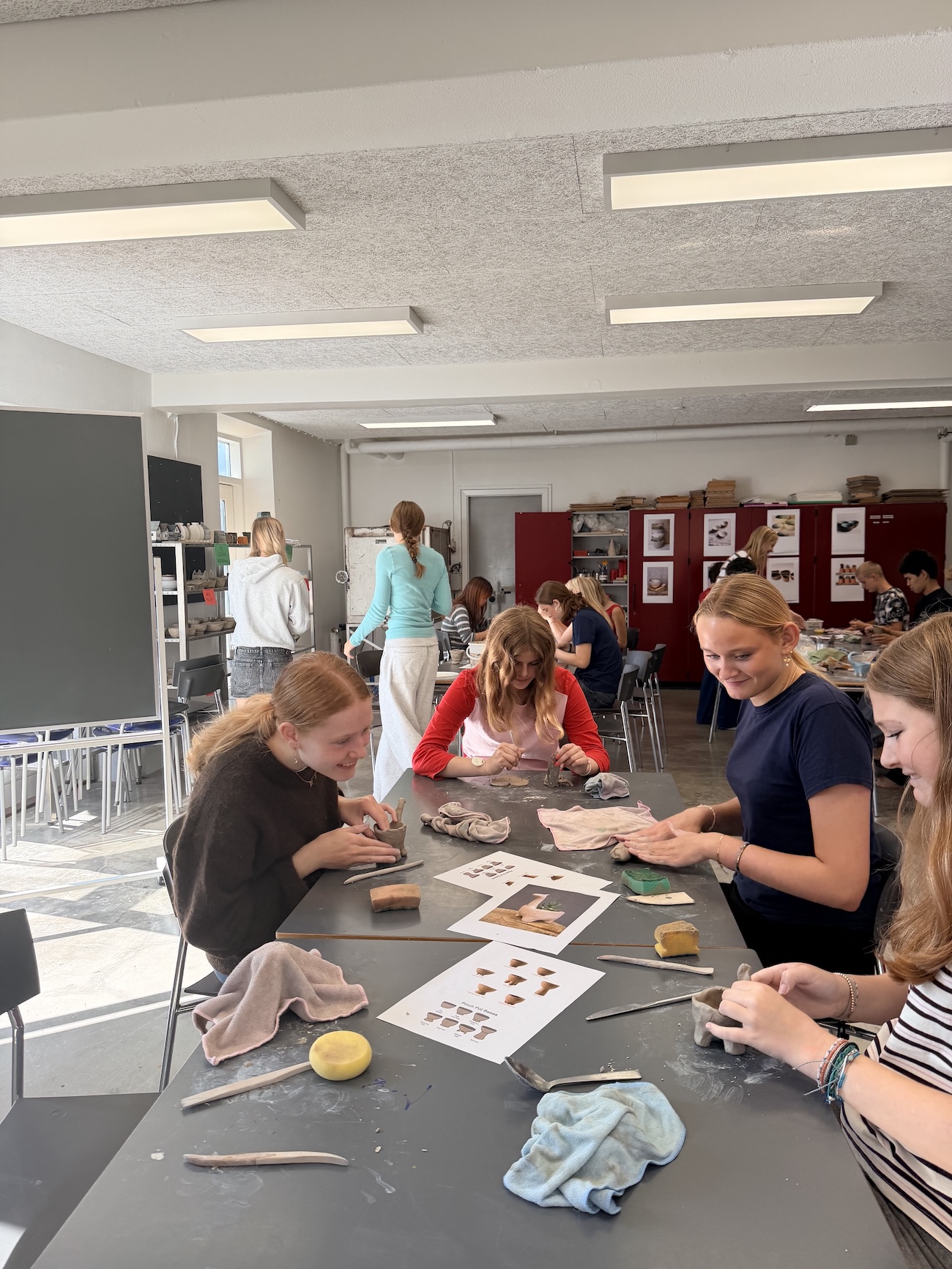 Elever fordyber sig i keramik og kreative projekter i kunstlokalet