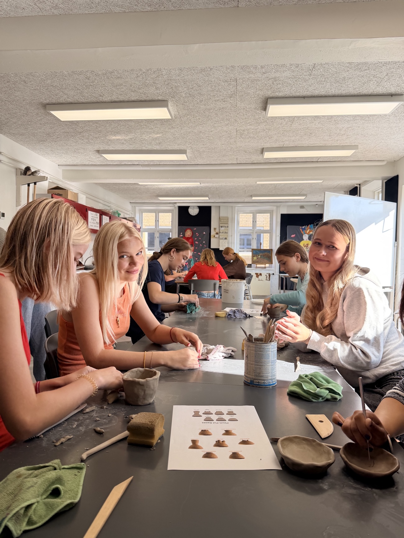Elever arbejder sammen med ler og keramik på Kunstlinjen